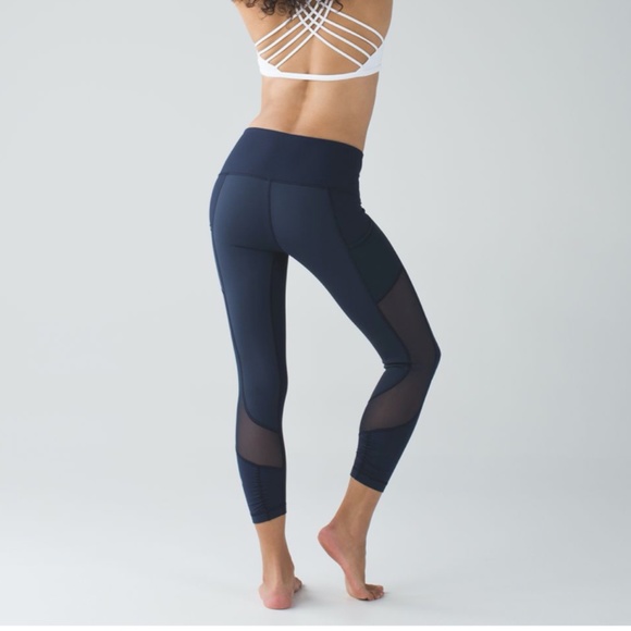 Lululemon Seek the Heat Crop in Inkwell - Picture 1 of 5
